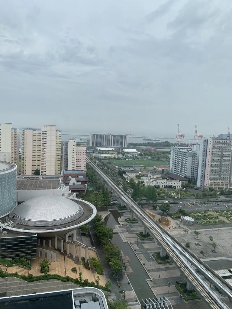 クラブダブルの窓から見た南側。ドーム屋根の建物、六甲ライナーの高架、マンションと海