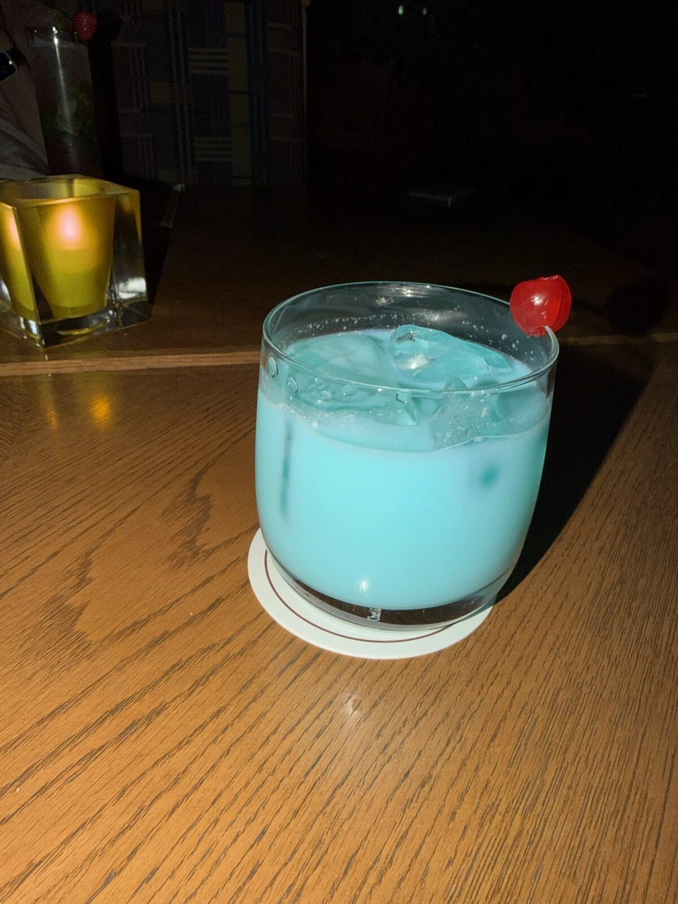 屈斜路プリンスホテルのバーの水色のカクテルとキャンドル