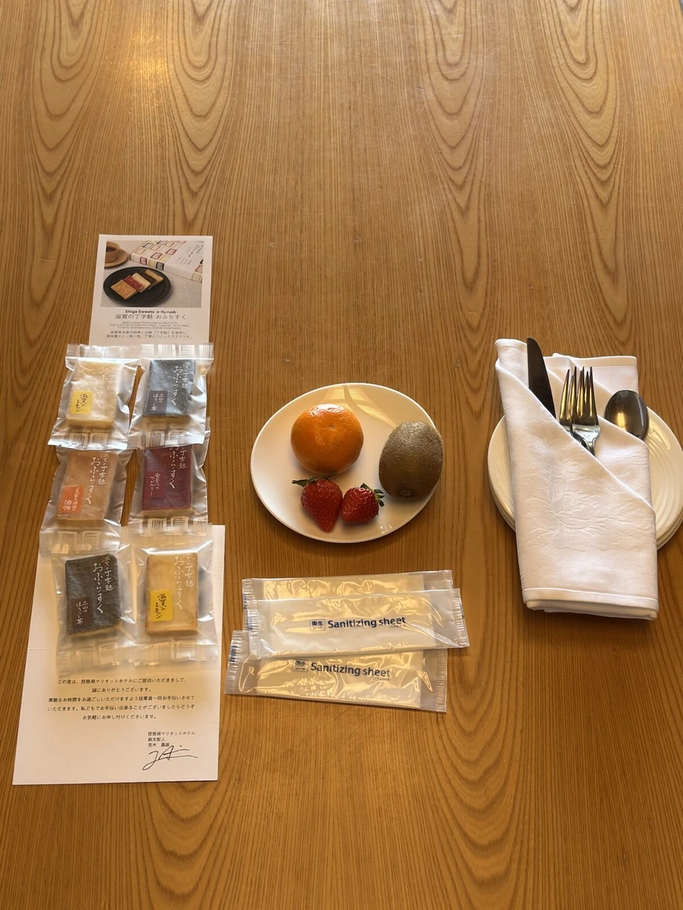 琵琶湖マリオットホテルのウェルカムアメニティ。オレンジやキウイの果物と、個包装のお菓子