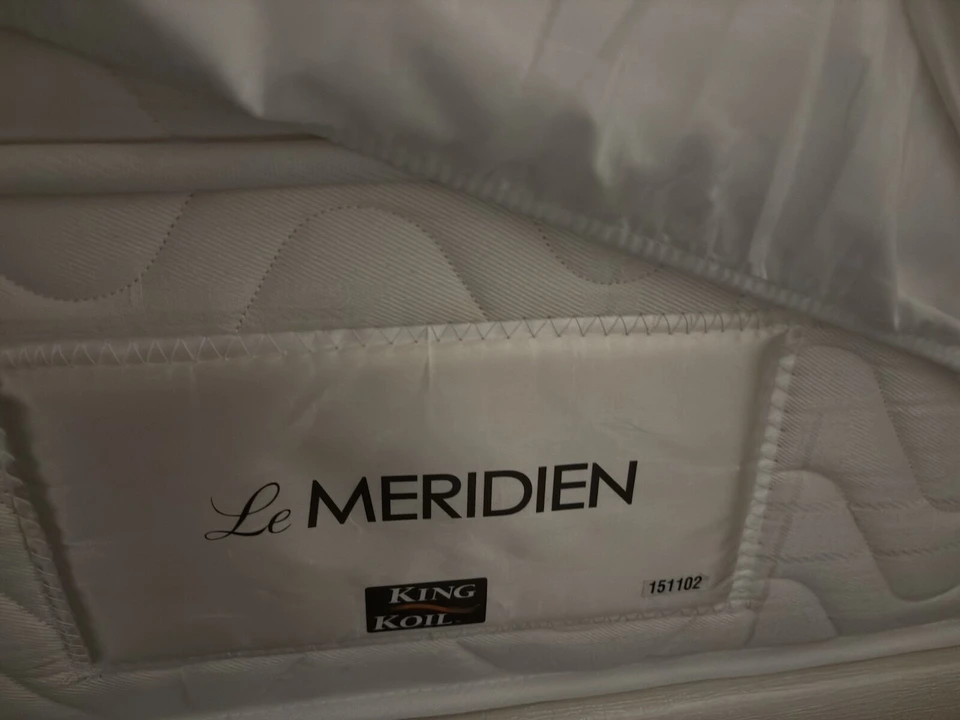 ベッドのマットレスについたLe MERIDIENとKING KOILのラベル