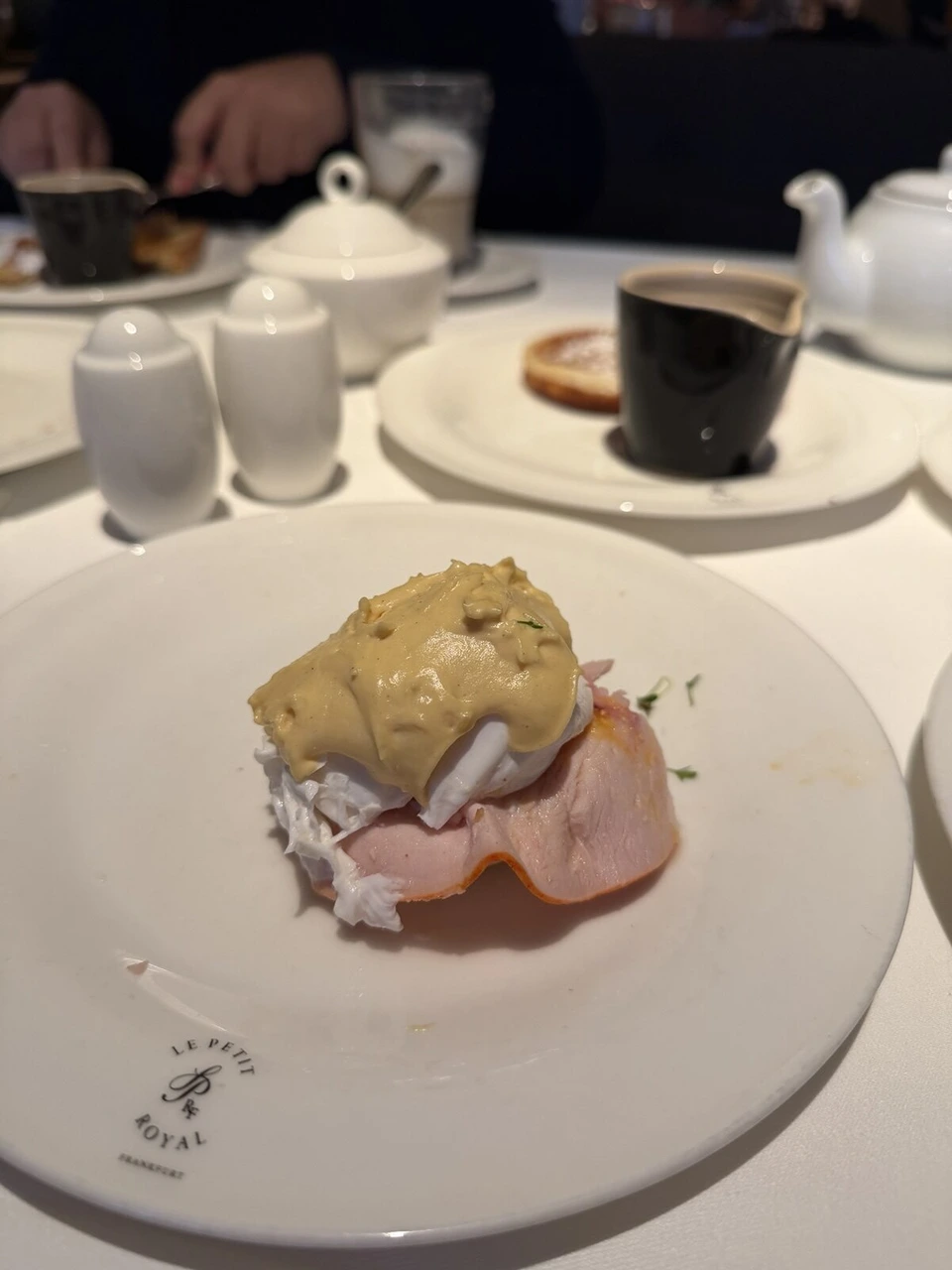 ル・プチ・ロワイヤルの朝食のエッグベネディクト。ハムの上にポーチドエッグとオランデーズソース