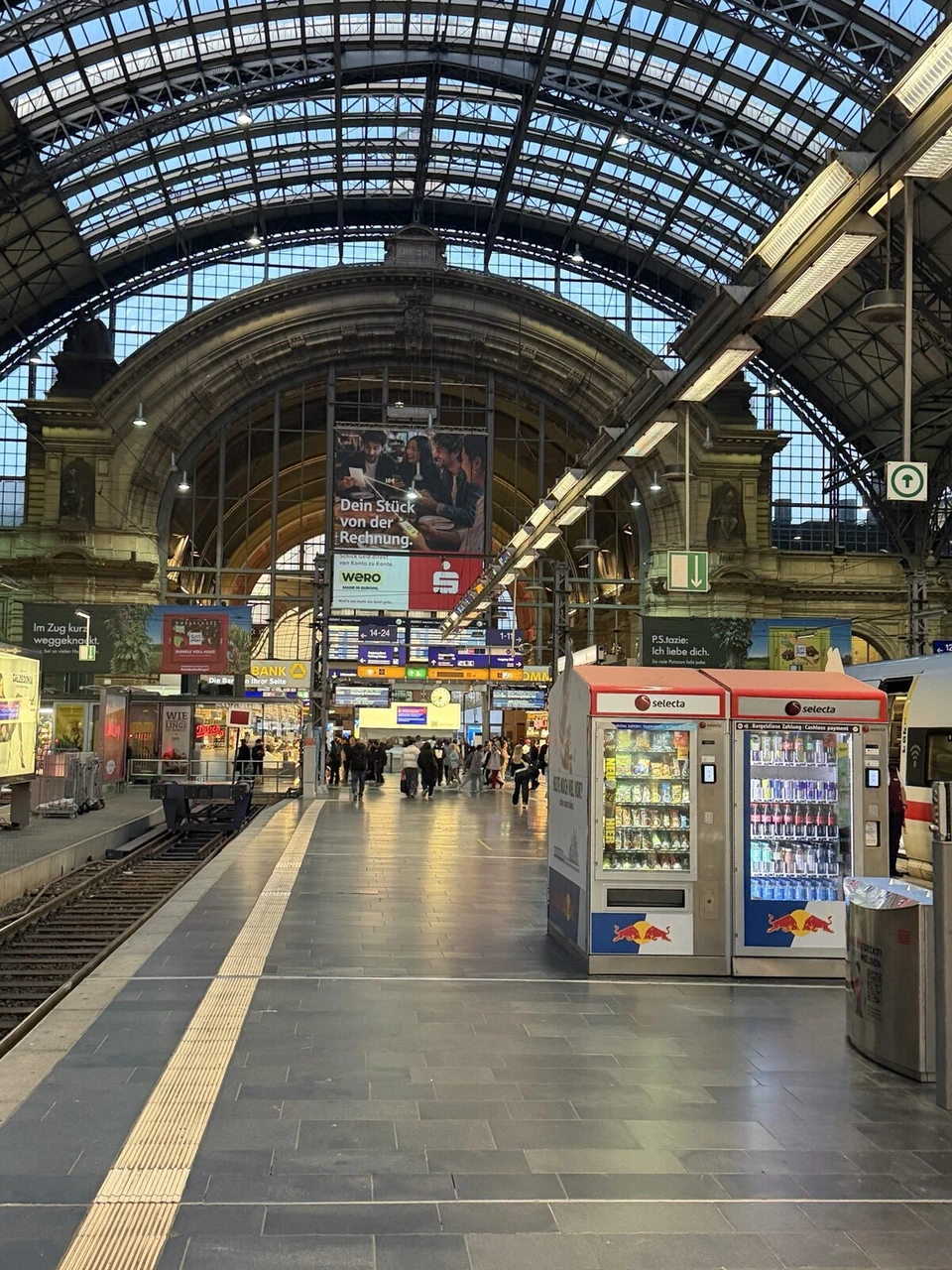 フランクフルト中央駅のホーム。アーチ状のガラス屋根と、ホームの自動販売機