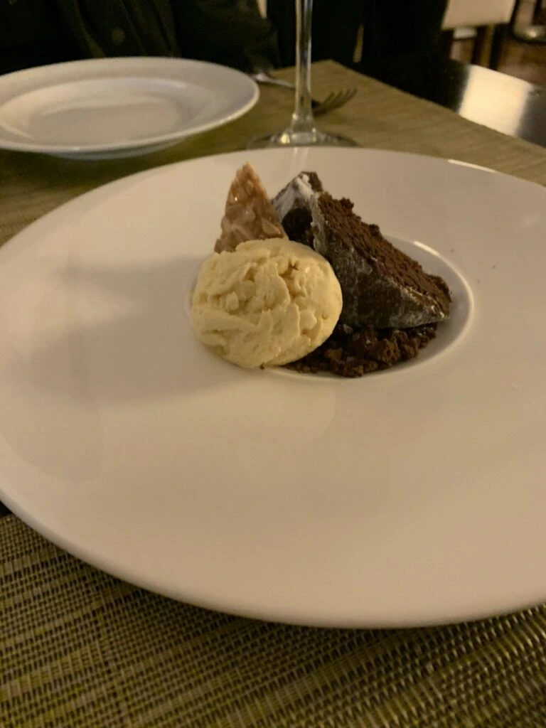 アイスとチョコレートケーキのデザート
