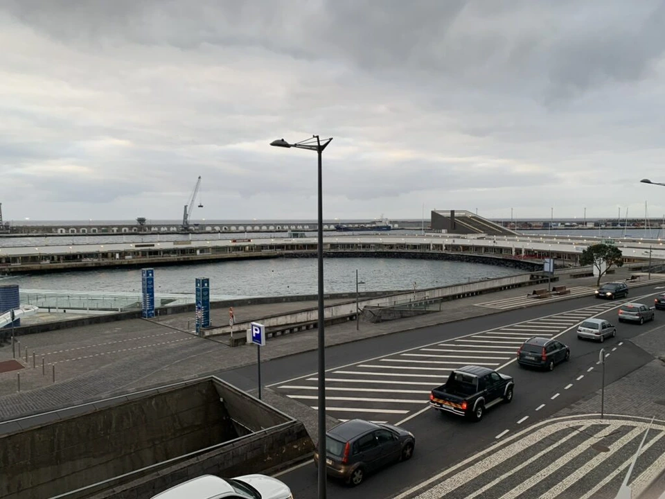 Hotel Marina Atlânticoの客室の窓から見たポンタデルガダのマリーナと海沿いの道路