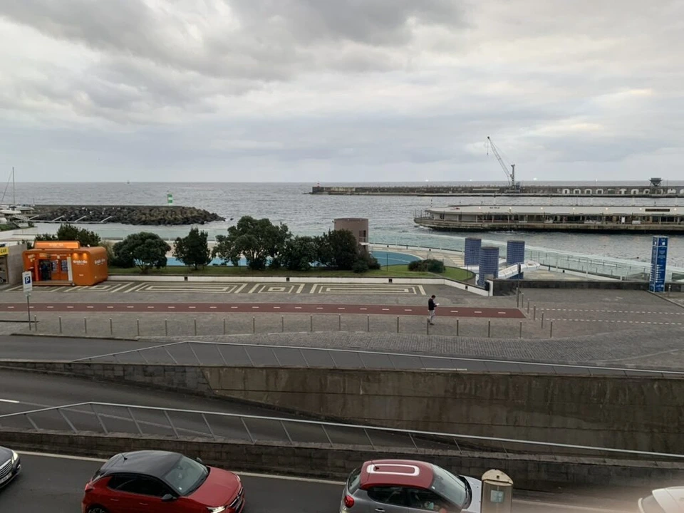 Hotel Marina Atlânticoの窓から見たマリーナの防波堤と海、手前に駐車場