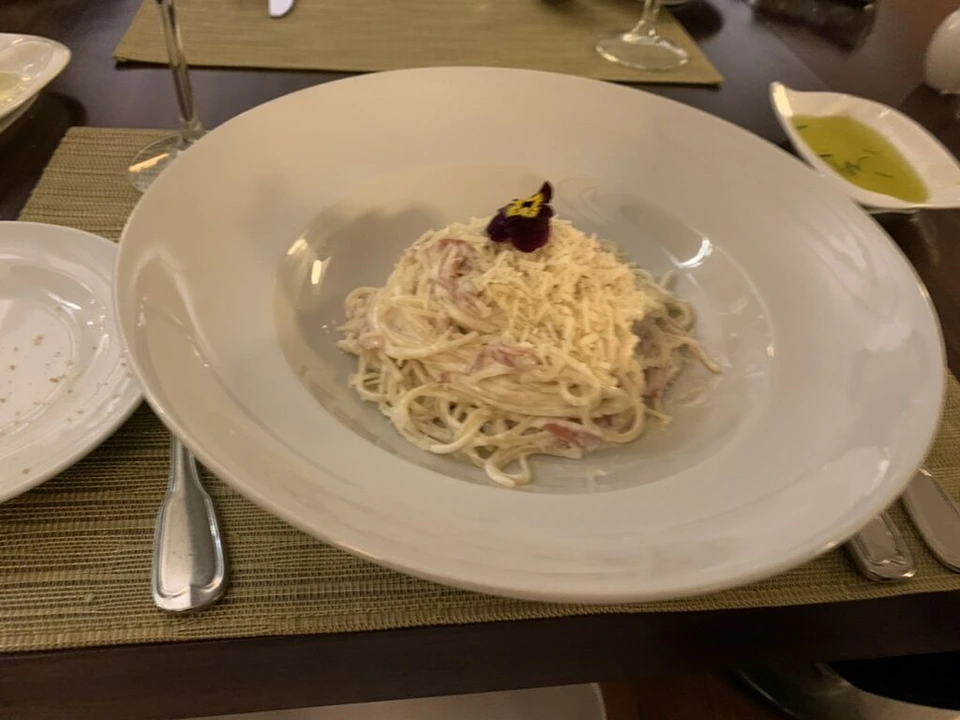 大きな白い皿のカルボナーラ