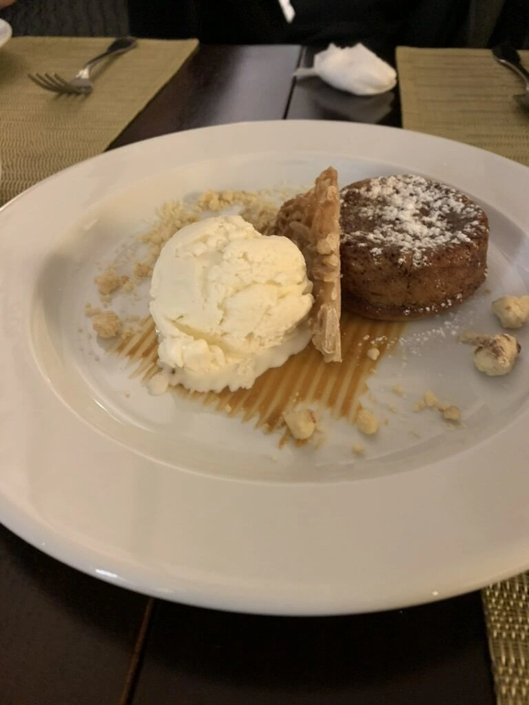 バニラアイスと焼き菓子のデザート