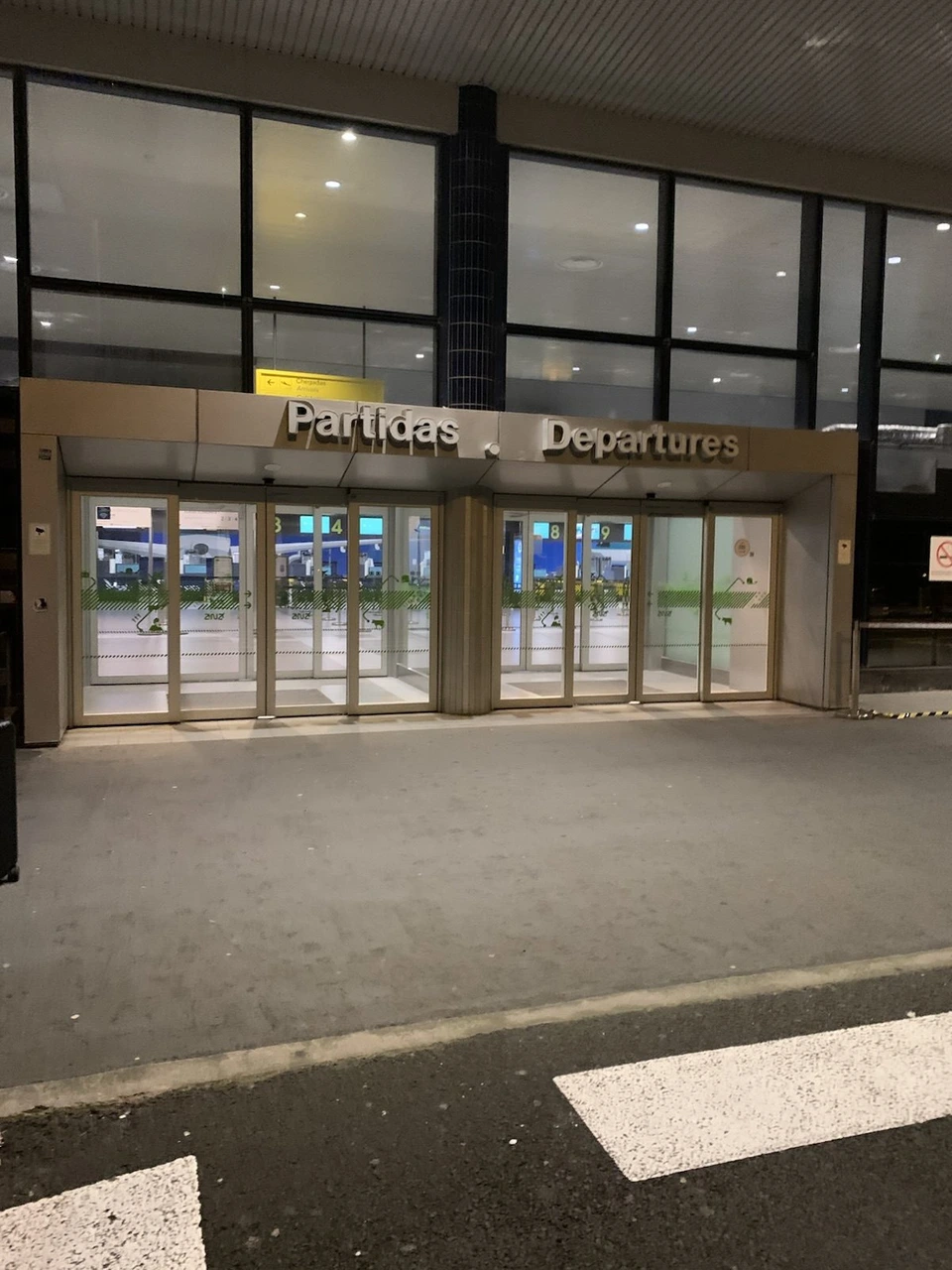 夜明け前のポンタデルガダ空港。Partidas Departuresの表示がある出発口のガラス扉