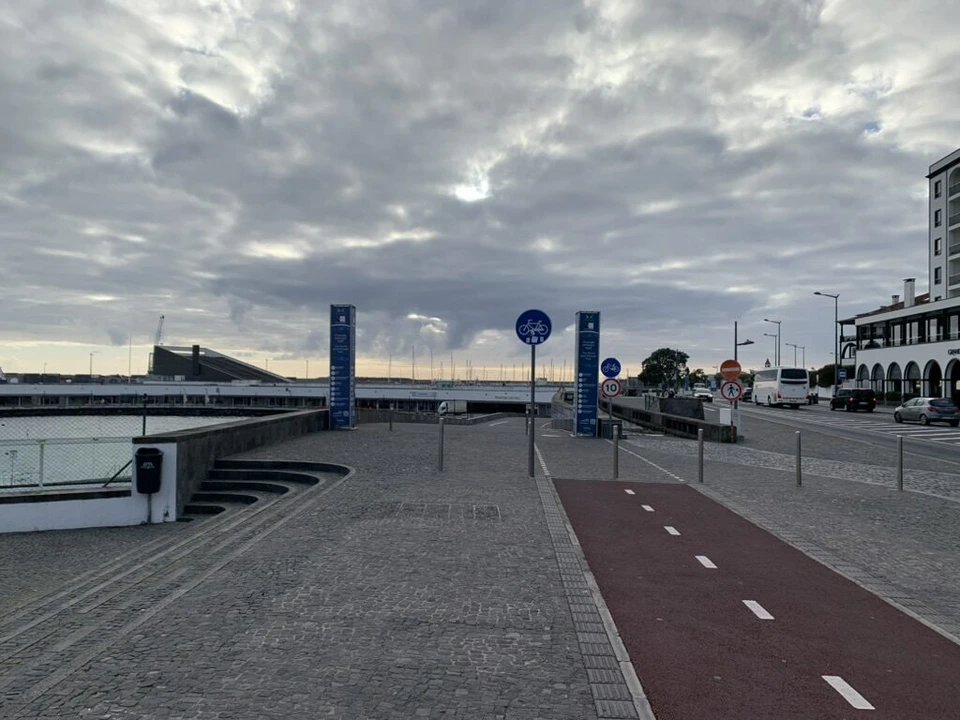 海沿いの遊歩道と赤い自転車レーン