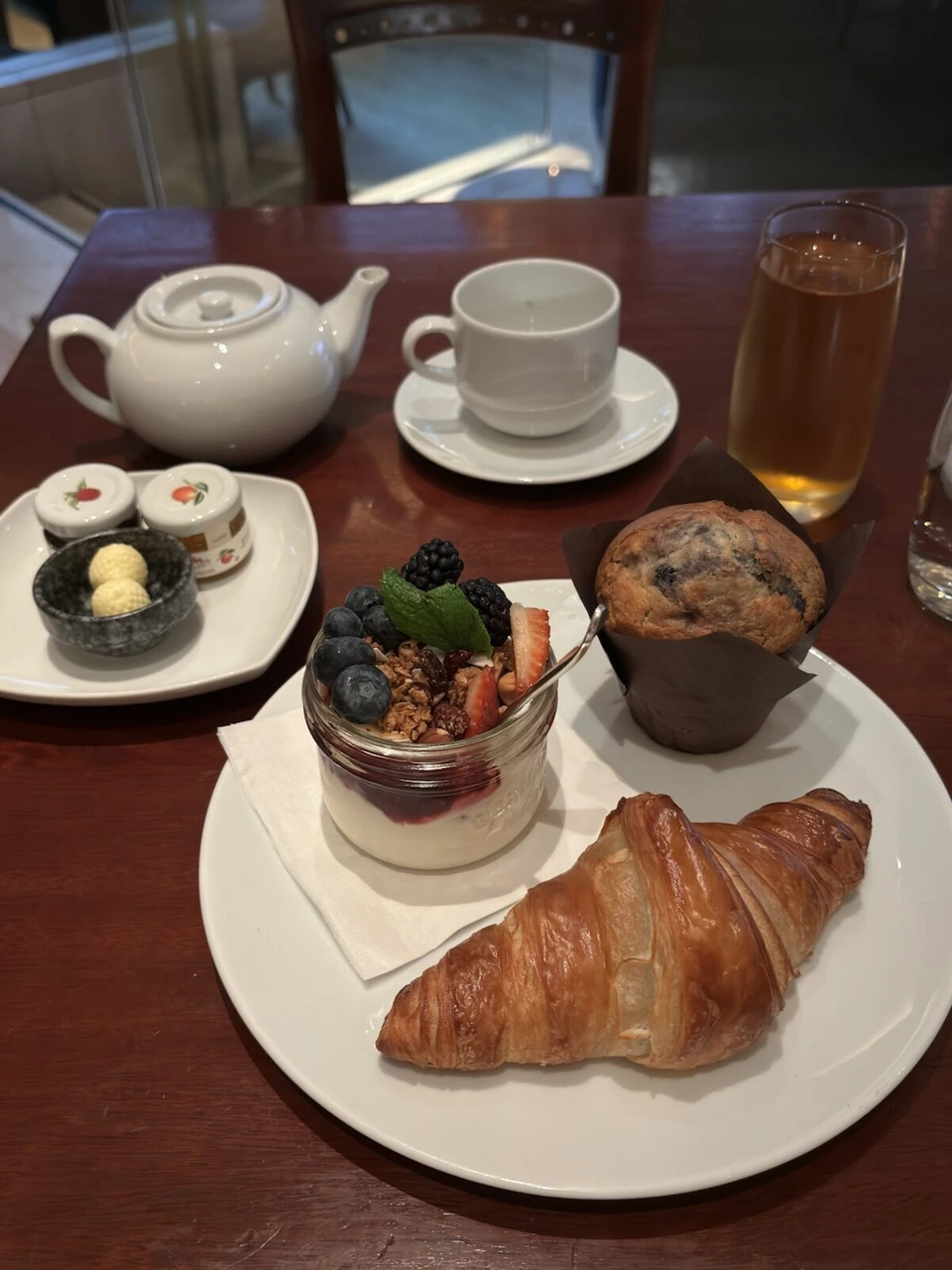 メトロポリタン・ホテル・バンクーバーの朝食。クロワッサン、ブルーベリーマフィン、ベリーとグラノーラののったヨーグルト、ポットの紅茶