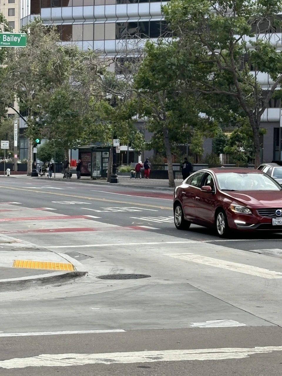モクシー・オークランド・ダウンタウンの最寄り、BART 19th Street駅を出たところのダウンタウン。ヤシの木と古いビル、奥にトリビューン・タワーの塔
