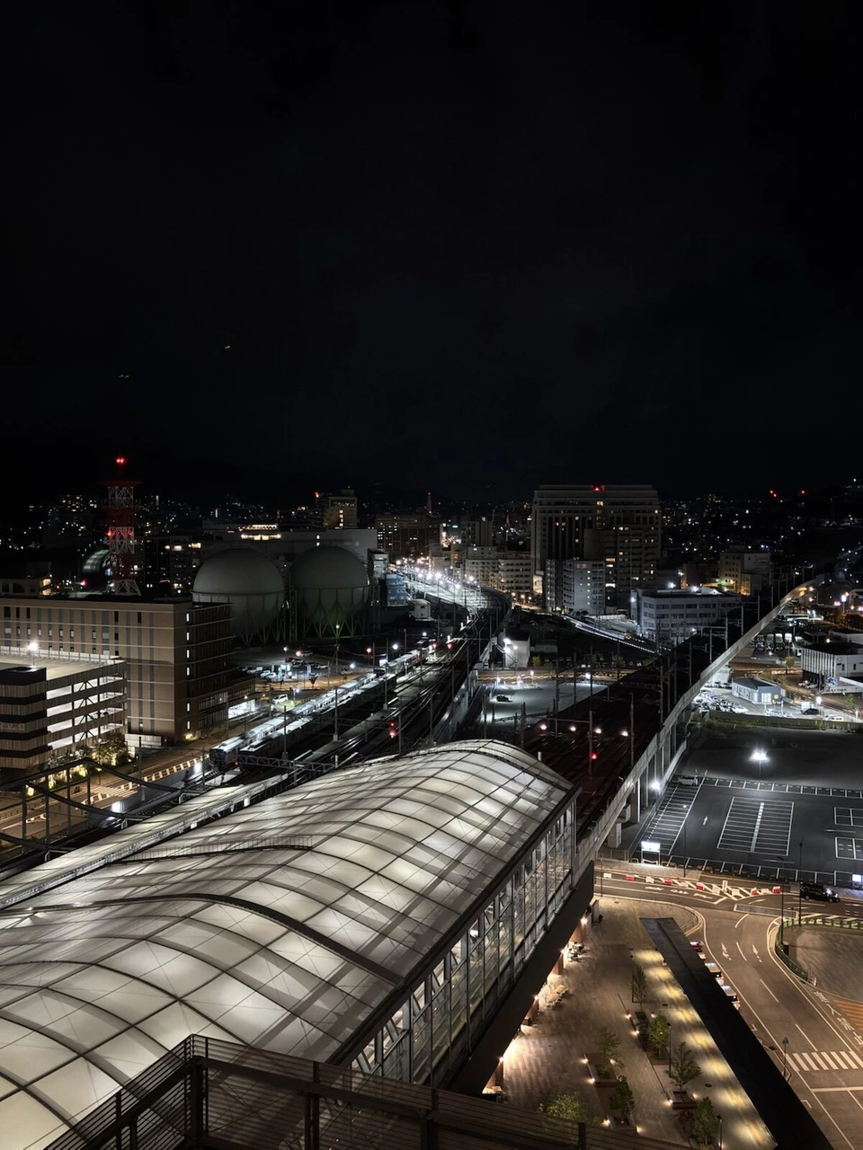 長崎マリオットホテルの客室から見下ろした長崎駅のホームの屋根と線路