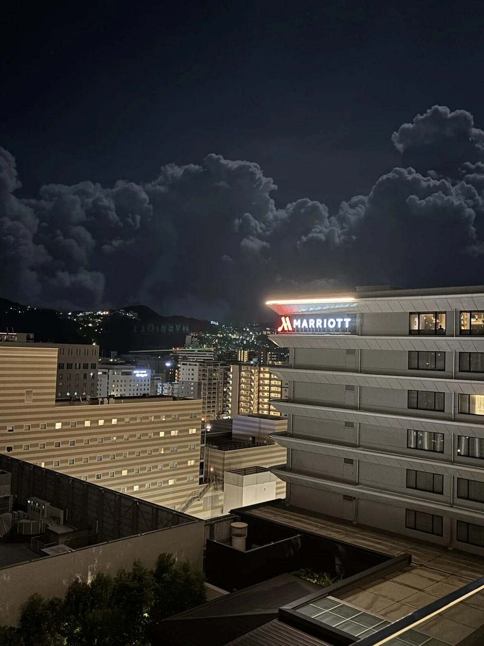 長崎マリオットホテルの客室の窓の右手に見える別の棟とMARRIOTTのサイン