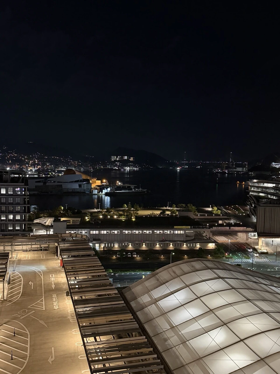 長崎マリオットホテル10階のスイートから見た夜の長崎港。手前に長崎駅の屋根とバスターミナル