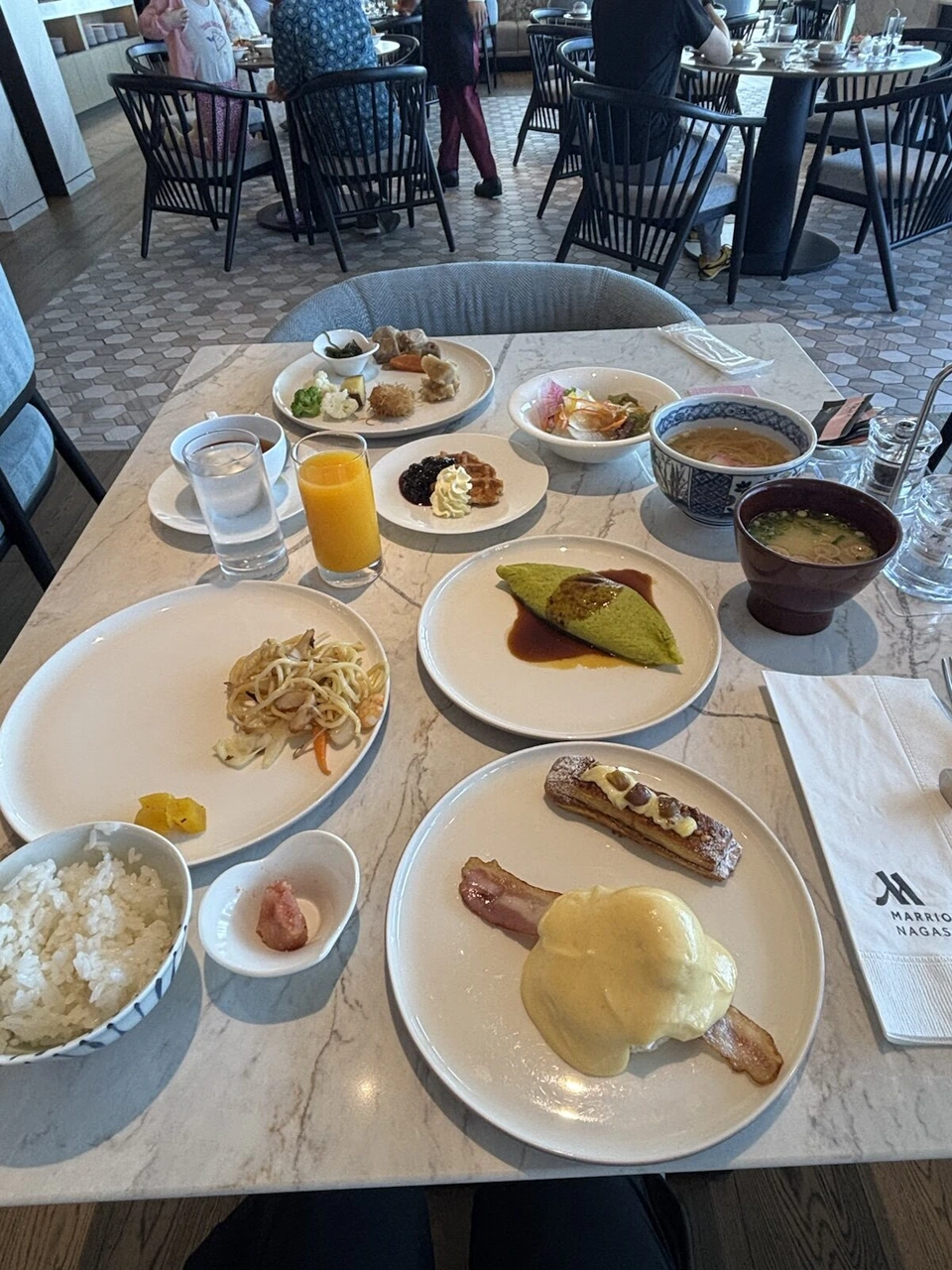 長崎マリオットホテルの朝食。エッグベネディクト、オムレツ、焼きそば、ごはんと明太子、味噌汁