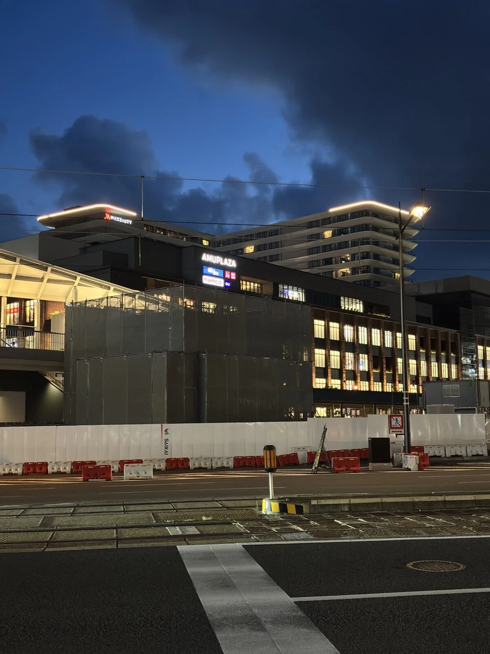 夕暮れの長崎駅前。アミュプラザ長崎と、その上に建つ長崎マリオットホテルの客室棟