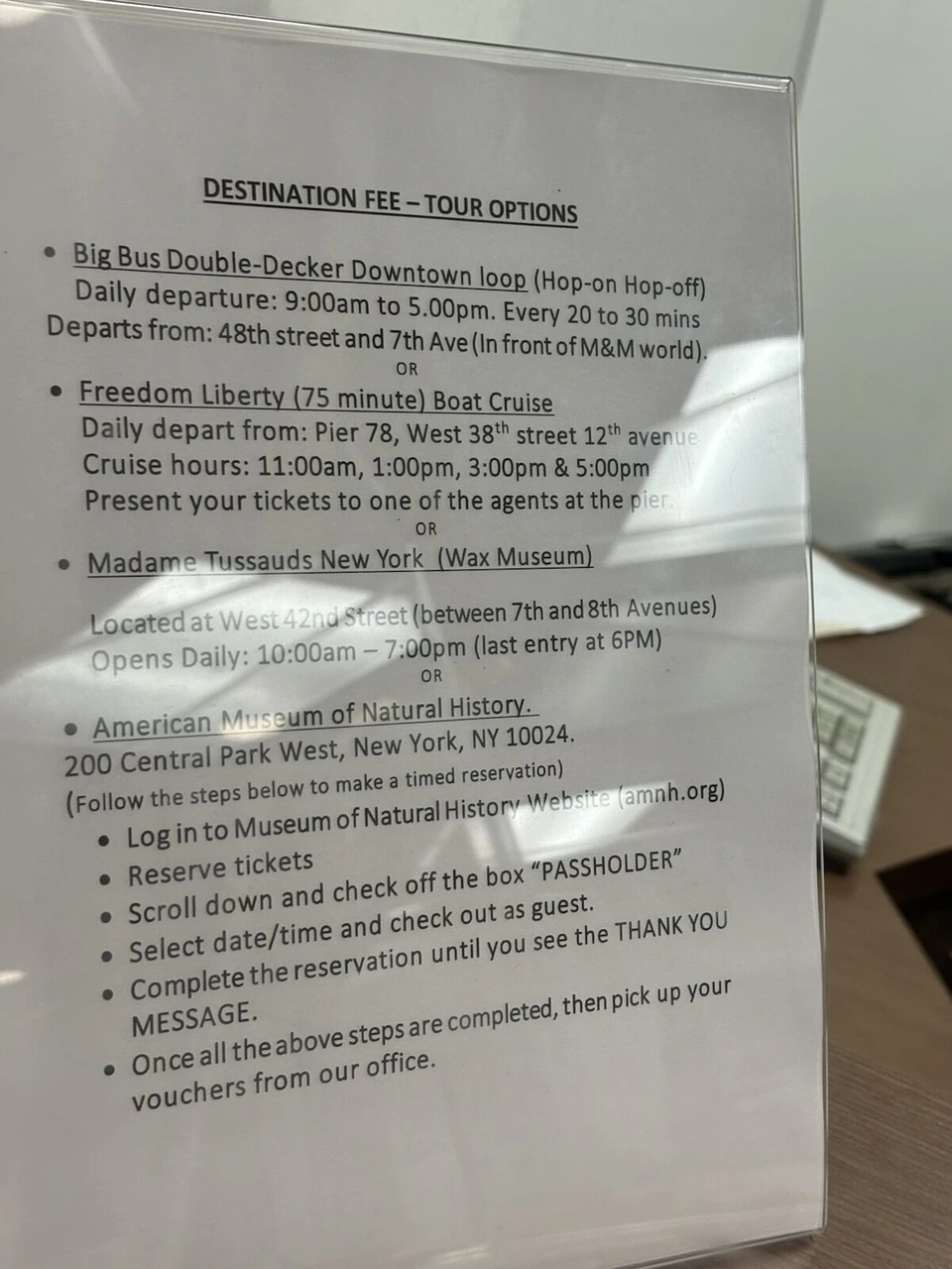 ニューヨーク・マリオット・マーキースのDESTINATION FEE – TOUR OPTIONSの案内の紙。2階建てバス、ボートクルーズ、マダム・タッソー、自然史博物館