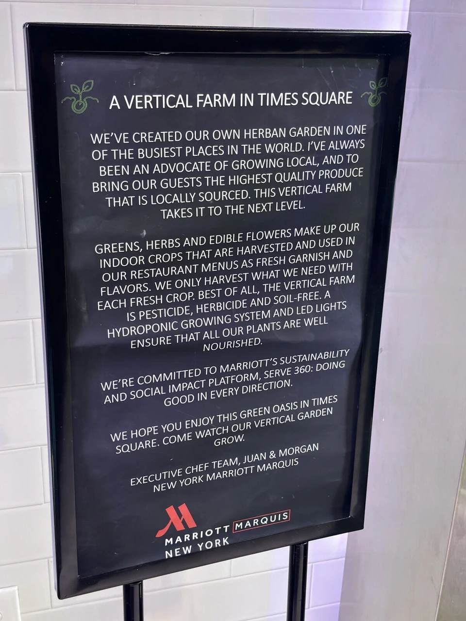 ニューヨーク・マリオット・マーキース館内のA VERTICAL FARM IN TIMES SQUAREの黒い案内板