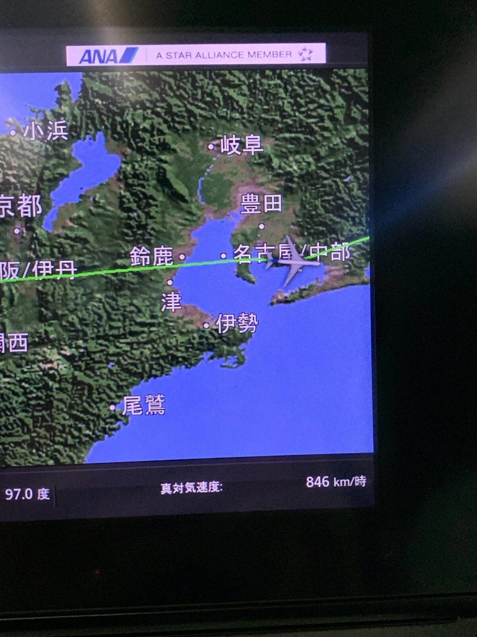 NH38の機内モニターの地図。伊丹から東へ伸びる航路と名古屋の近くの飛行機のアイコン、伊勢・津などの地名