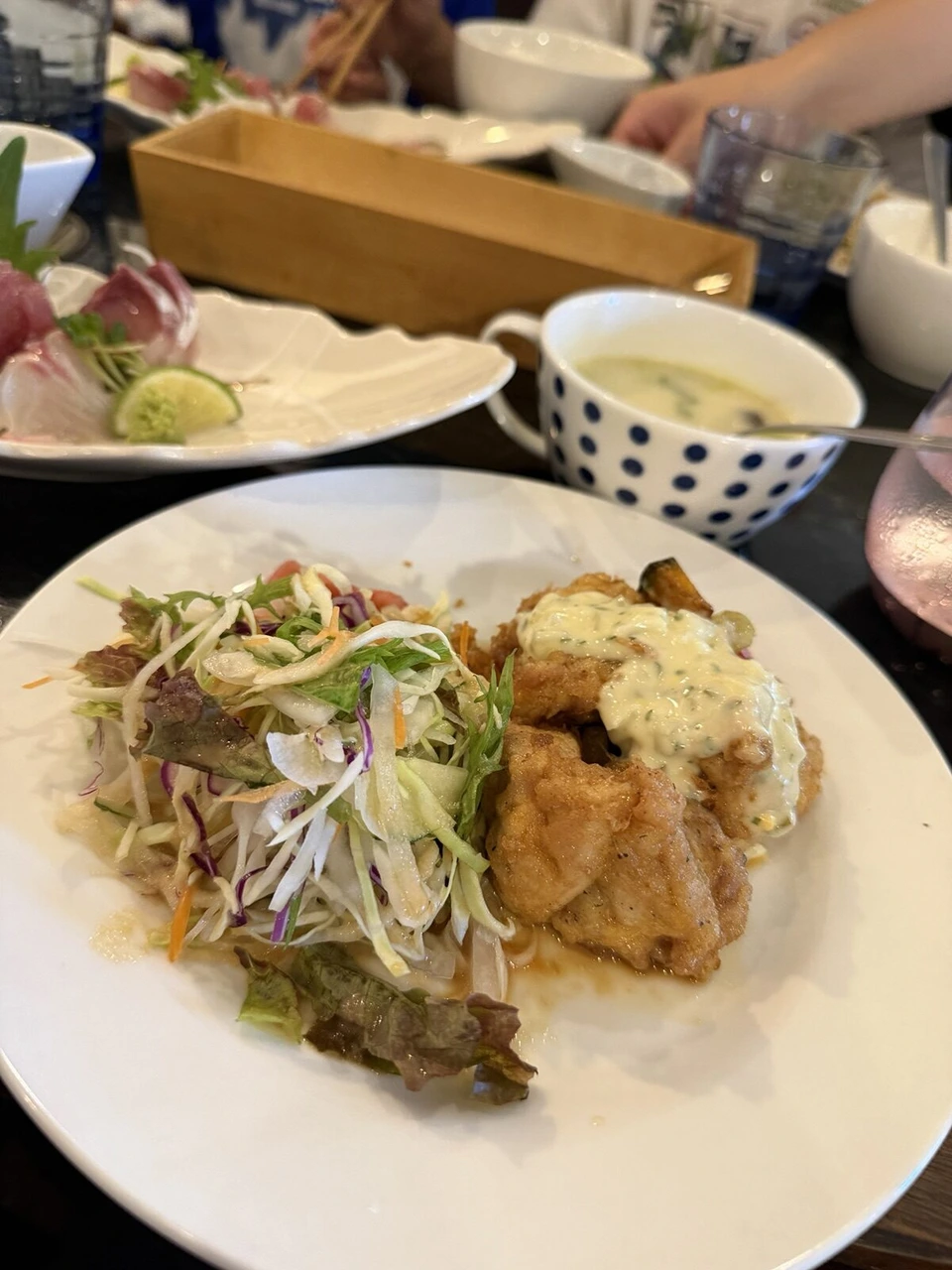 宮崎市内の昼食。チキン南蛮とサラダの皿、奥に刺身と茶碗蒸し