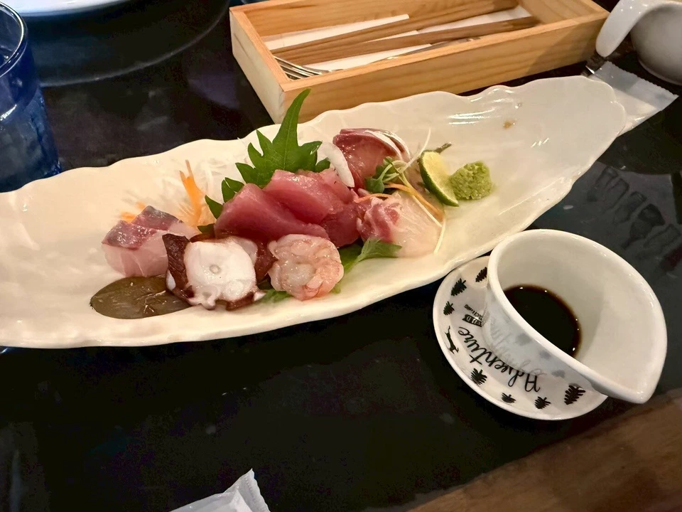 宮崎市内の昼食で出た刺身の盛り合わせ。マグロやタコ、カボス