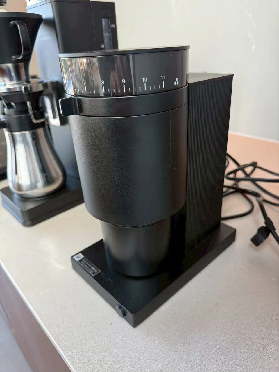 目盛りの付いた黒いコーヒーグラインダー