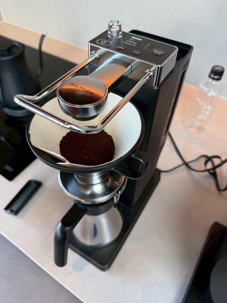 ブリューワーのフィルターに入った挽いたコーヒー豆