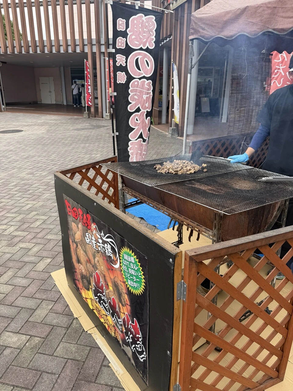 休憩で寄った場所の屋台。鉄板の上で鶏の炭火焼を焼いている
