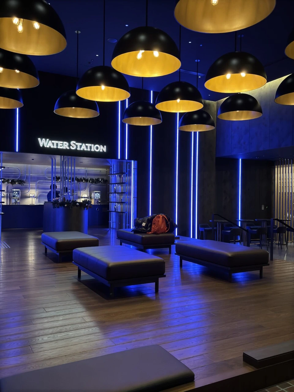 大阪ステーションホテルの29階ロビーのWATER STATION。黒いランプシェードと青いライン