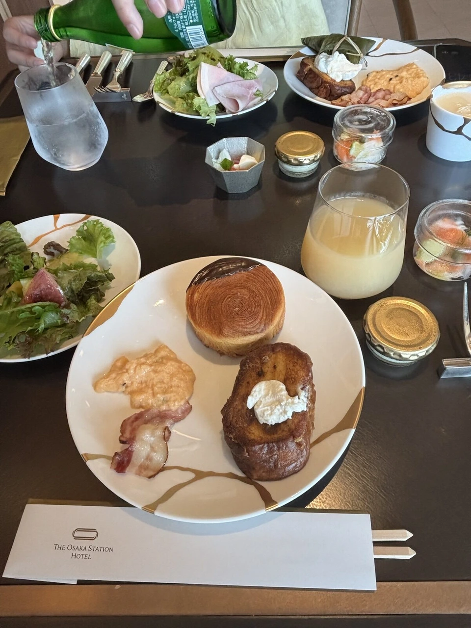 大阪ステーションホテル38階 SPECIALTY SALONの朝食のフレンチトースト、スクランブルエッグ、ベーコン、サラダ