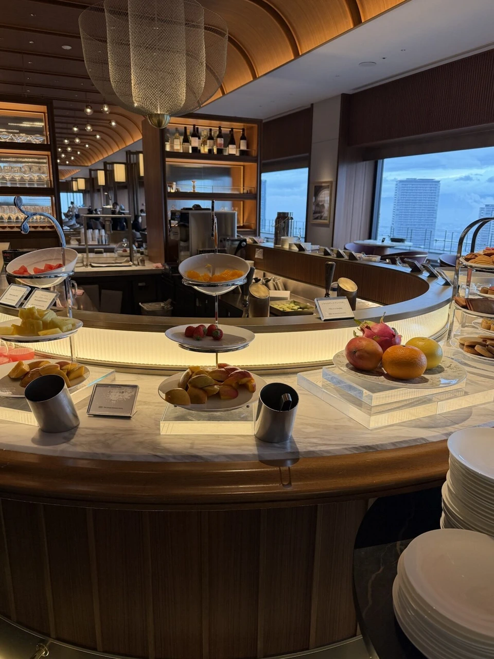 大阪ステーションホテルの朝食会場の円形のビュッフェカウンター