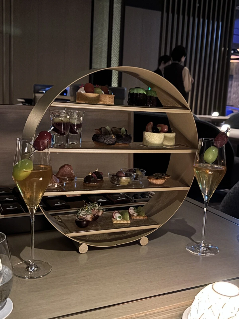 大阪ステーションホテルのTHE LOBBY LOUNGEの丸い金色のスタンドに並んだスイーツとセイボリー