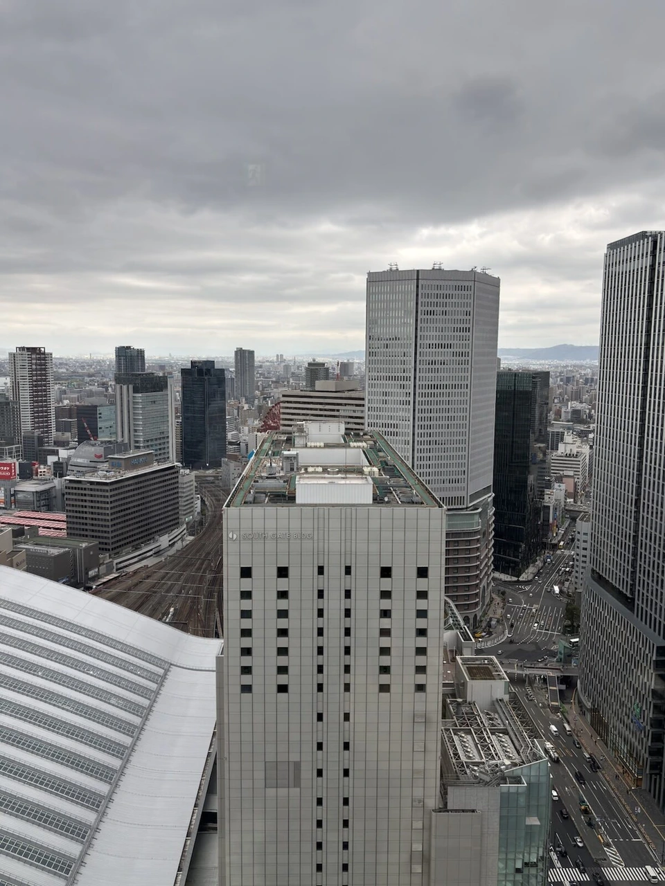 大阪ステーションホテルの曇りの昼に窓から見た梅田の高層ビルと大阪駅の屋根