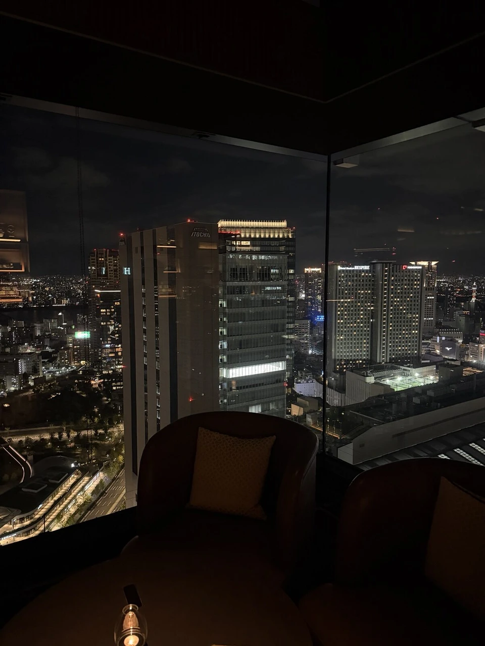 大阪ステーションホテルの暗い部屋の窓から見た梅田の夜景