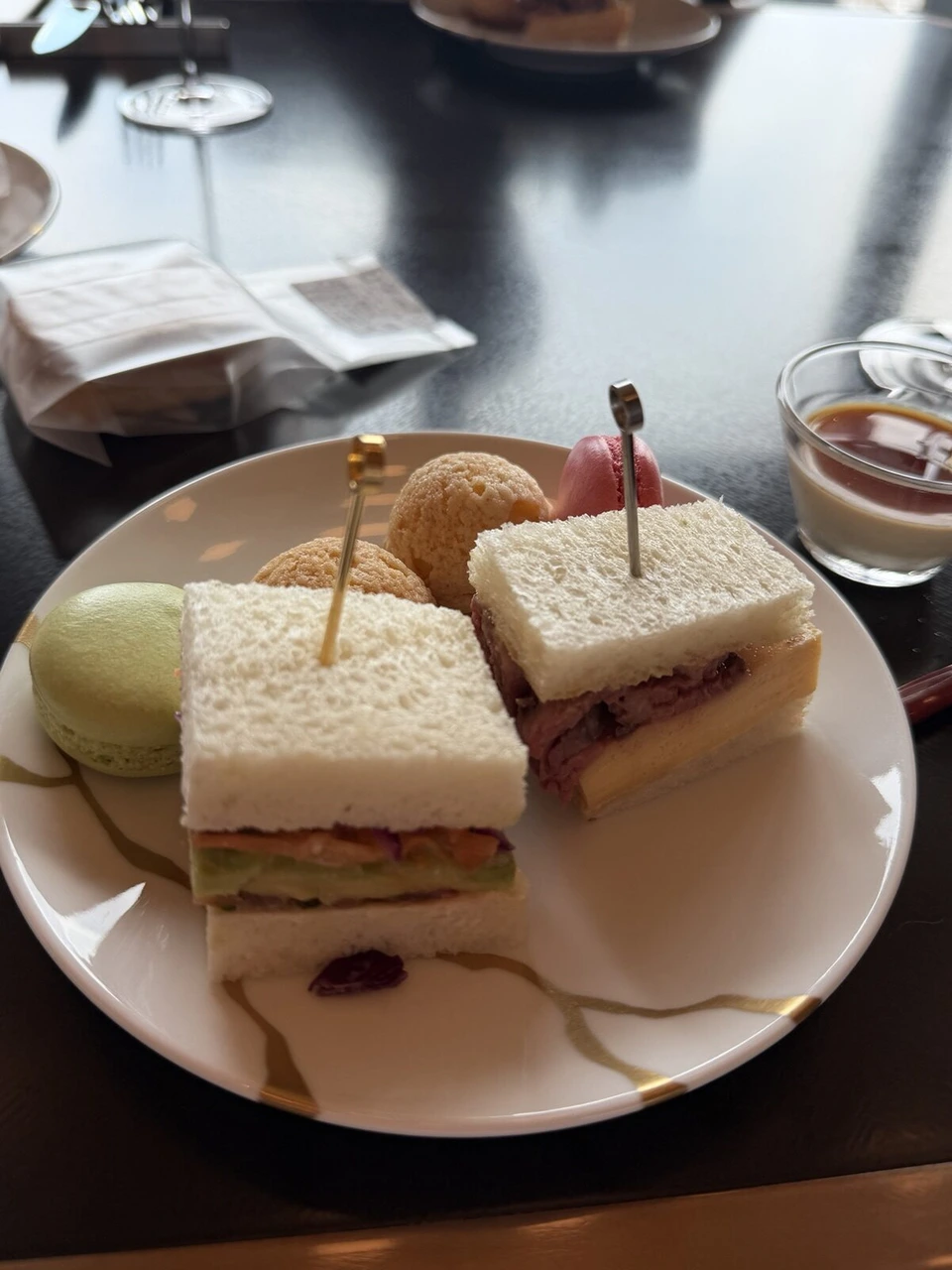 大阪ステーションホテルのサンドイッチとマカロンの皿
