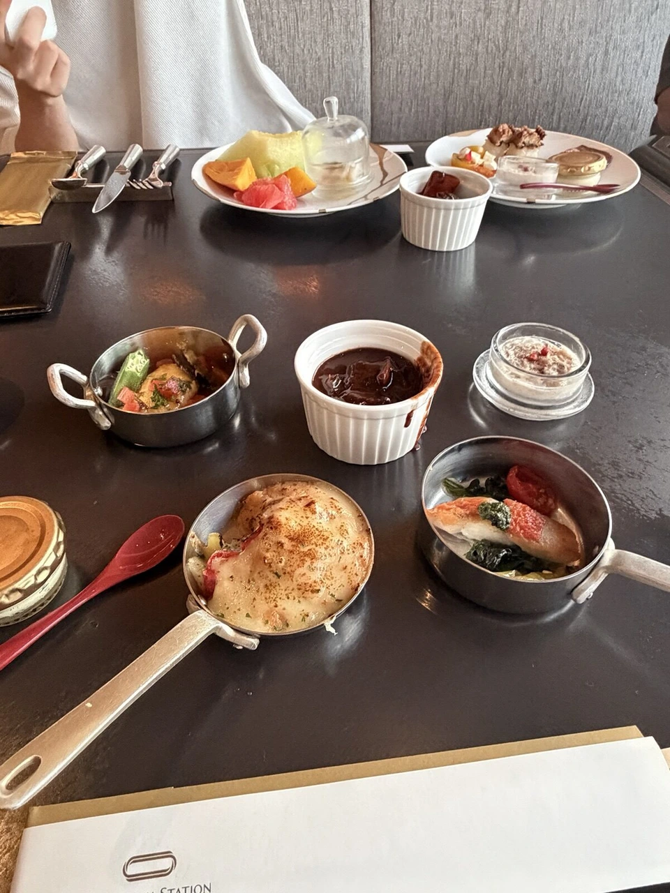 大阪ステーションホテルのサロンの夕方の料理。小さな鍋のグラタンや煮込み、デザート