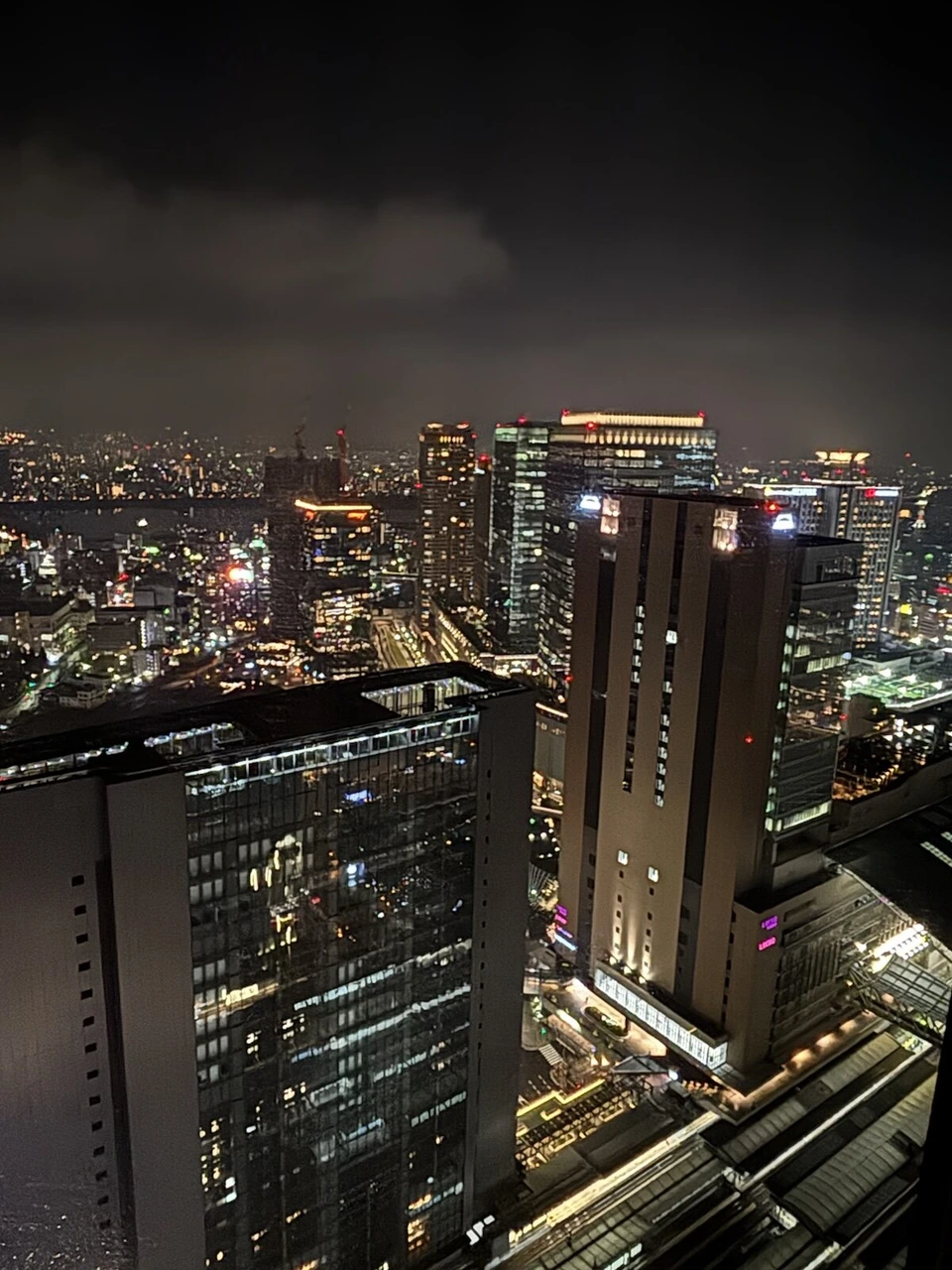 大阪ステーションホテルから見た夜の梅田の夜景と大阪駅