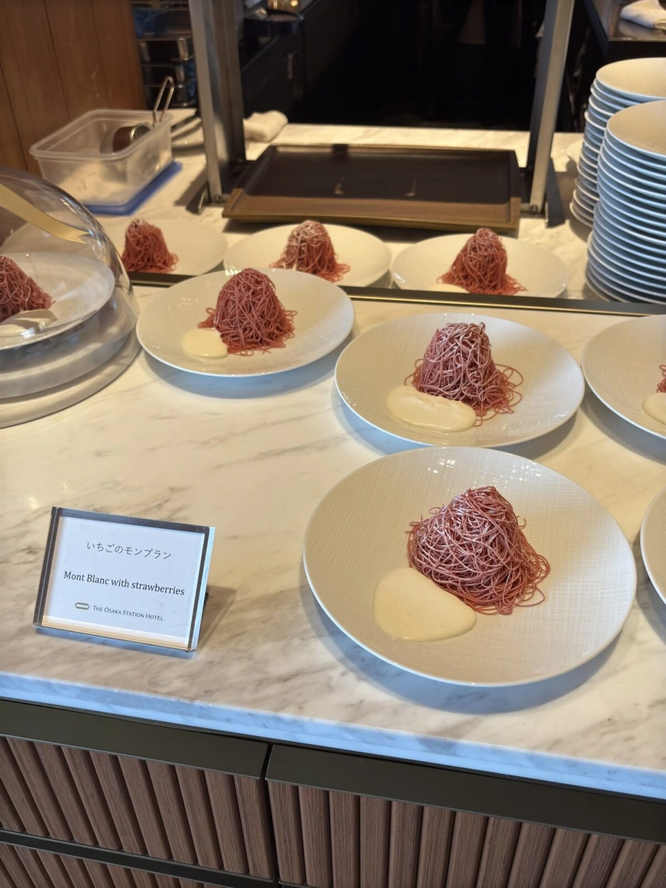大阪ステーションホテルの朝食会場のカウンターに並んだ紫色のモンブラン
