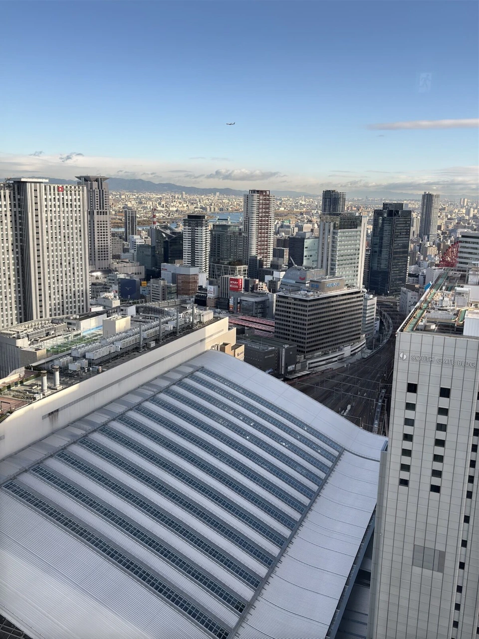 大阪ステーションホテルの朝の窓から見下ろした大阪駅の大屋根と梅田の街