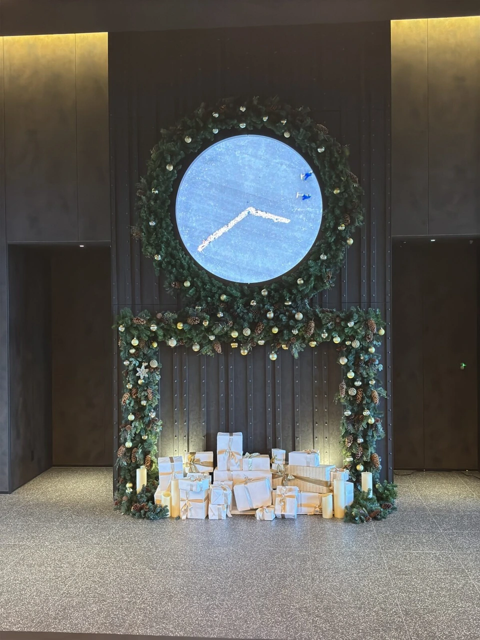 大阪ステーションホテルの館内の大きな丸い時計をクリスマスのリースが囲んだ飾り
