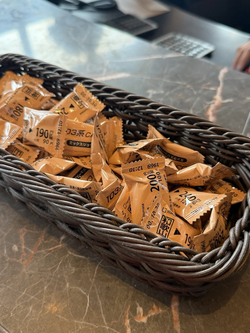 大阪ステーションホテルのかごに入った、切符のような包装のお菓子