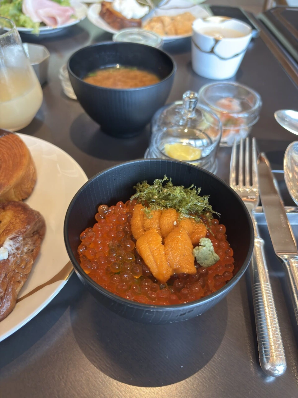 大阪ステーションホテル38階 SPECIALTY SALONの朝食のいくらとうにの小丼と味噌汁
