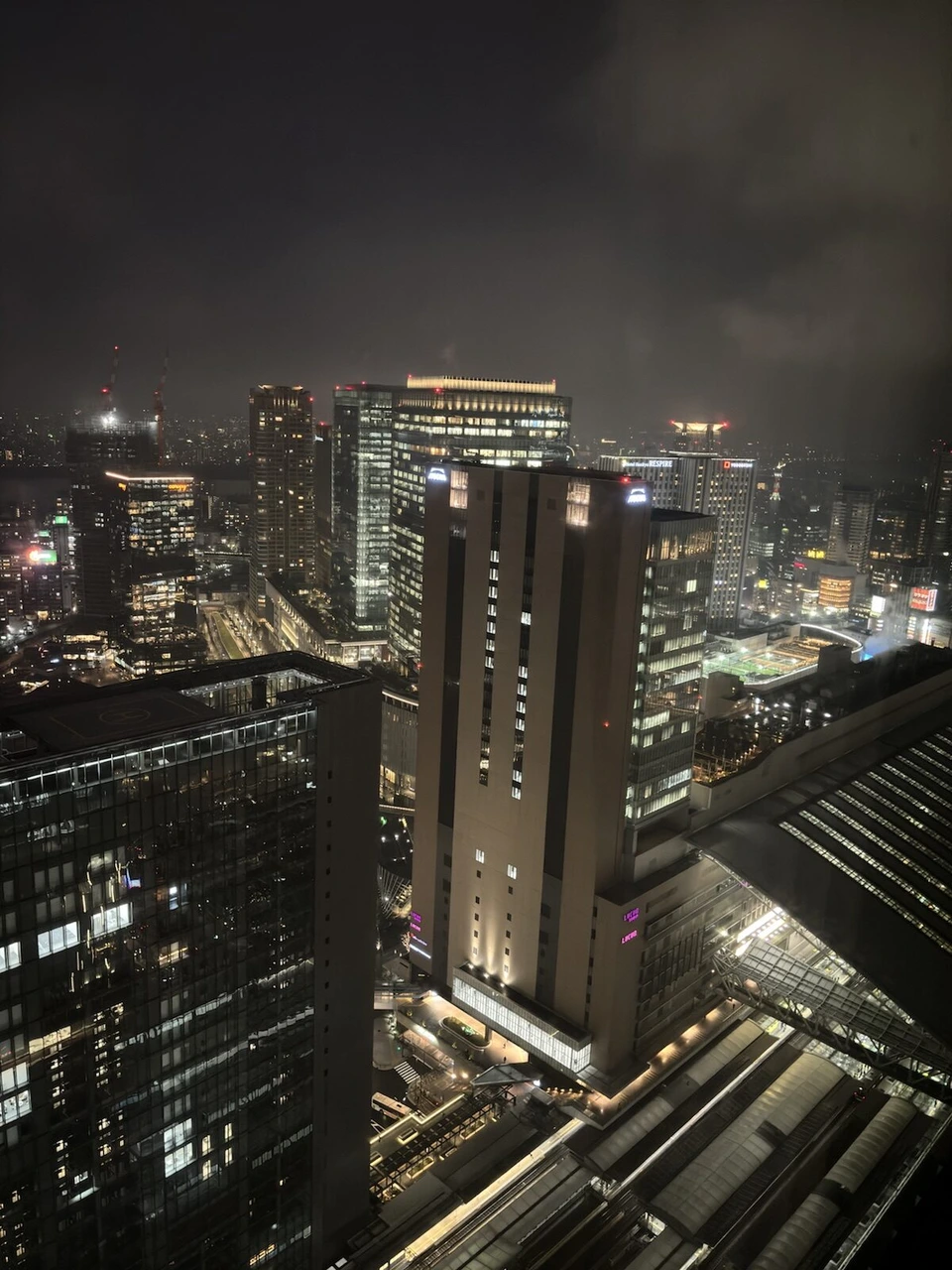 大阪ステーションホテルの夕方のコーナールームの窓からの梅田の夜景