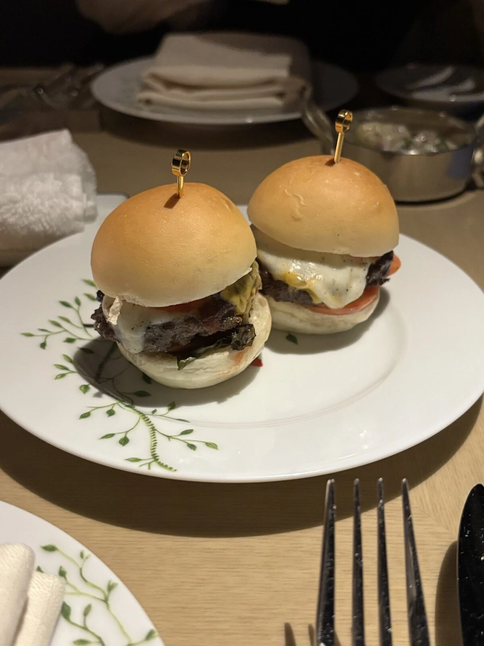 大阪ステーションホテルの小さなハンバーガー2つが乗った皿
