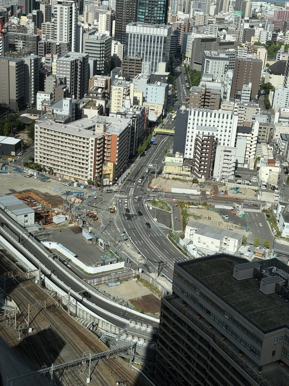 大阪ステーションホテルの朝の窓から見下ろした大阪駅の線路と梅田の街