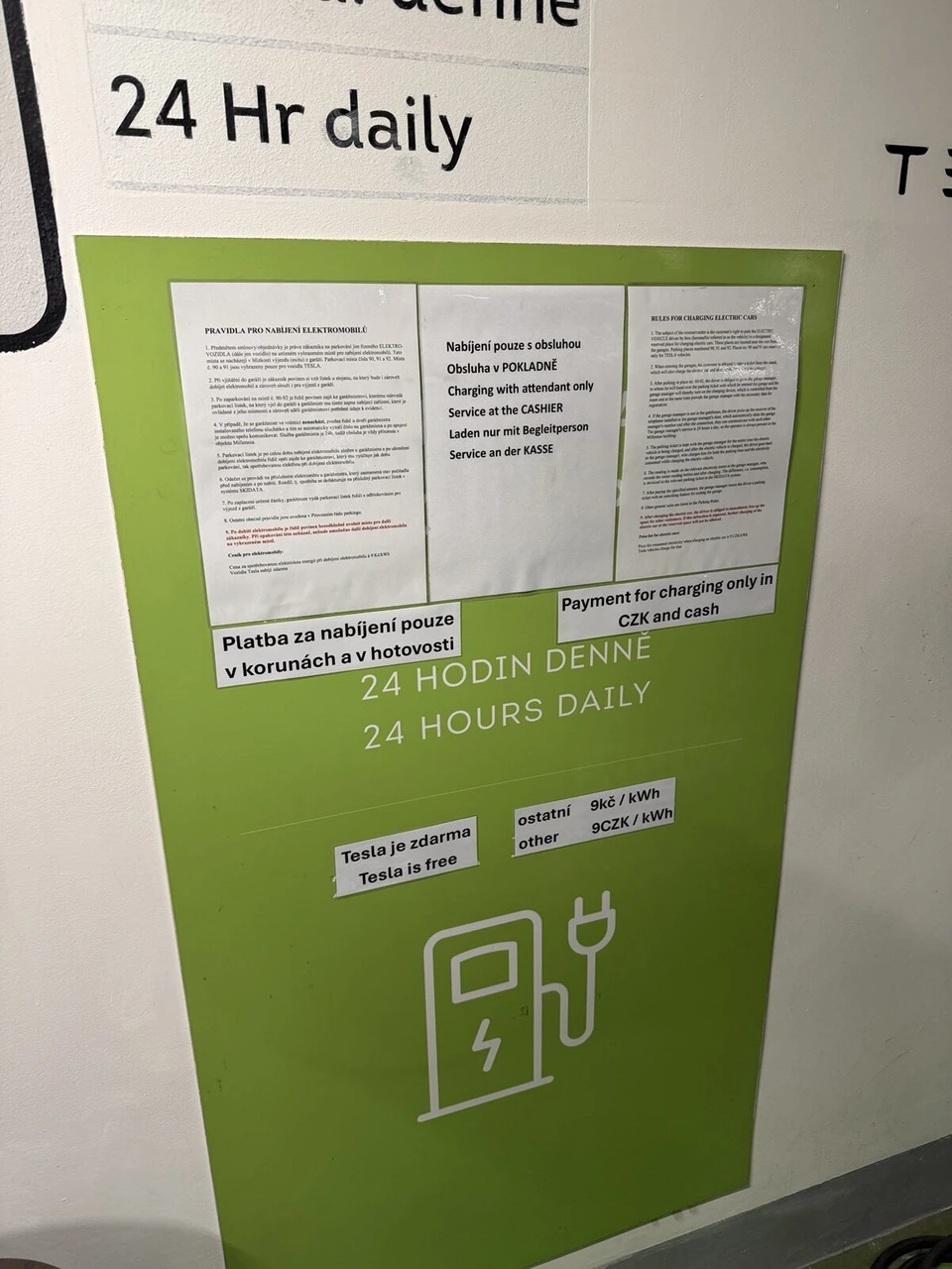 充電スペースの掲示。24時間、テスラは無料、ほかは1kWhあたり9コルナ、支払いはコルナの現金のみ