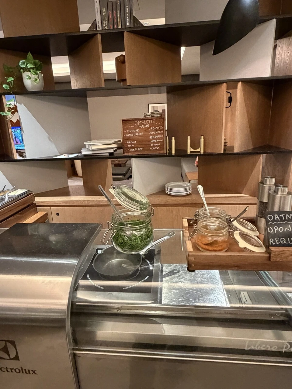 M Clubの朝食のガラスケースと、ハーブの瓶