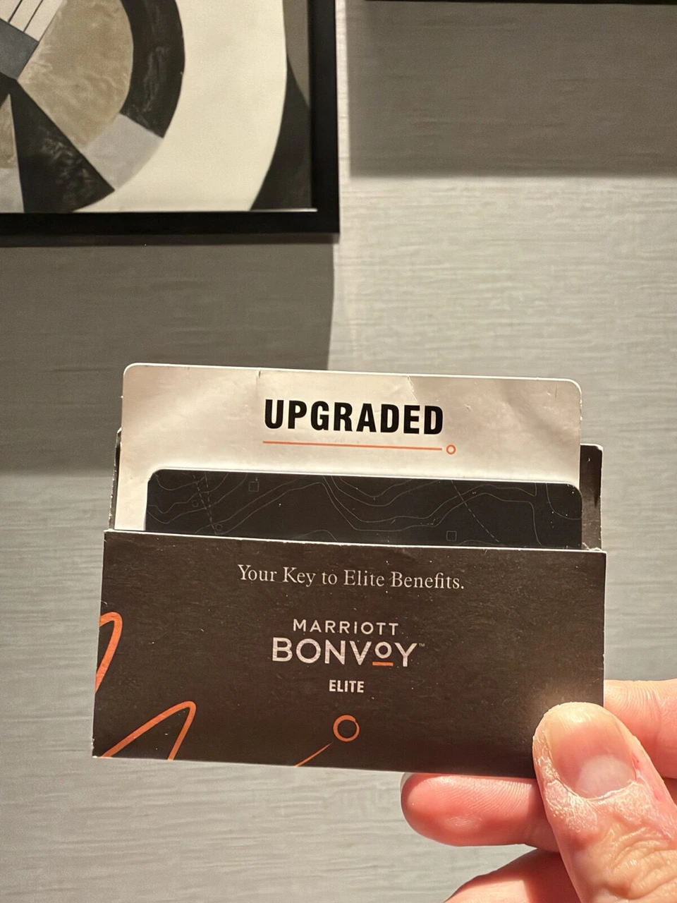 プラハ・マリオット・ホテルのカードキーのケース。MARRIOTT BONVOY ELITEの表紙から、UPGRADEDと書かれた白いカードがのぞいている