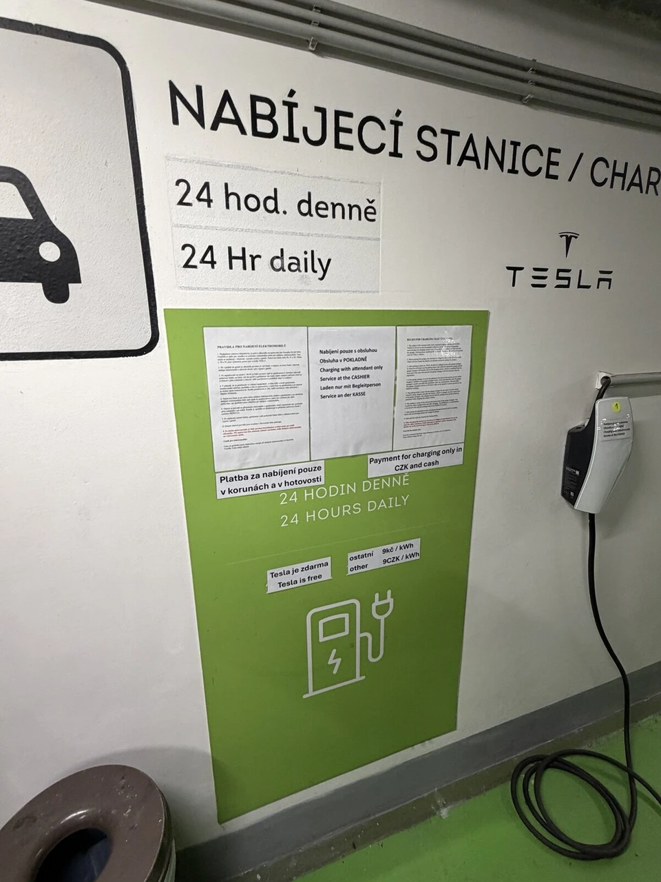 プラハ・マリオット・ホテルの地下駐車場の充電スタンド。NABÍJECÍ STANICEとTESLAの文字の壁と、壁付けの充電器