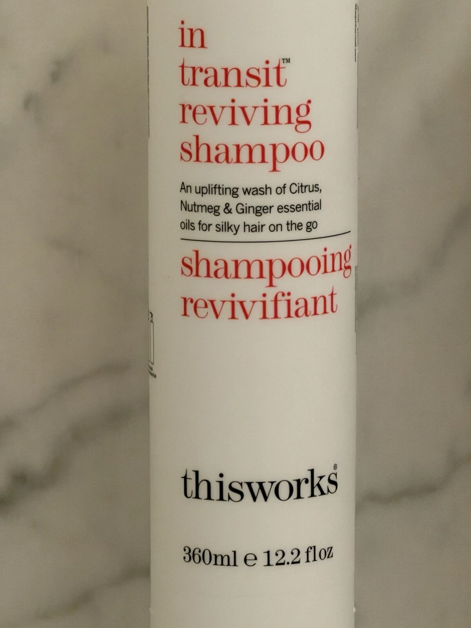 バスルームのthisworksのシャンプー、in transit reviving shampoo 360ml